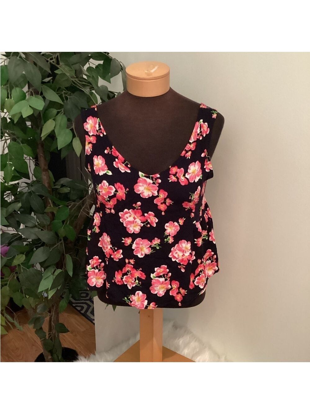 Peach Royal Woman’s Large tank top floral cropped scoop neckline rounded…